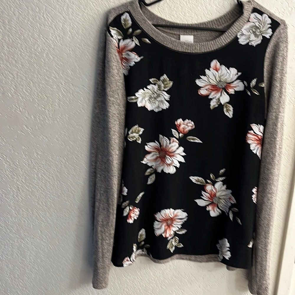 Women’s long sleeve sweater . Tan and black size small